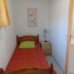 Petite chambre avec lit simple jouxtant la salle d'eau pour la location F2 n°314 loué par la Résidence le Catalogne** à Amélie les bains
