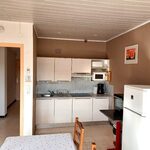 Cuisine ouverte sur le séjour du F2 n°310 loué par la Résidence le Catalogne** à Amélie les bains