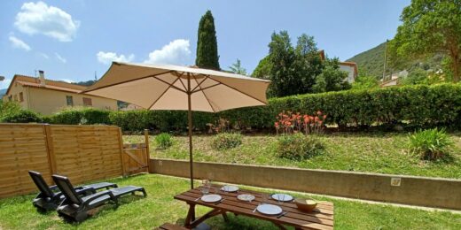 Superbe jardin privatif de la location F2 n°314 loué par la Résidence le Catalogne** à Amélie les bains
