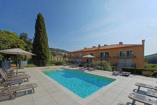 Piscine ensoleillée de la Résidence le Catalogne dans le parc de 1000m2