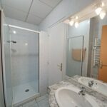 Salle d'eau avec douche location F2 n°314 loué par la Résidence le Catalogne** à Amélie les bains
