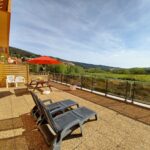 Belle terrasse de la location F2 n°310 exposé Est-Sud avec vue sur la rivière, loué par la Résidence le Catalogne** à Amélie les bains