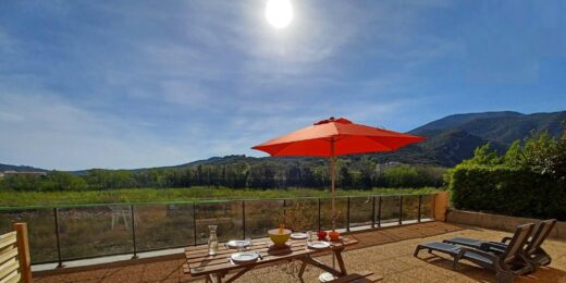 Grande terrasse avec superbe vue sur la rivière, exposée Est-Sud location F2 n°310 loué par la Résidence le Catalogne** à Amélie les bains