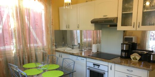Appartement à Arles sur Tech - propriétaire M et MMe QUINTA - cuisine