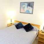 Amelie les bains location daviaud, photo de la chambre du studio n°B1 avec terrasse. Cette location se trouve à 100 mètres des thermes.