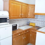 Amelie les bains location daviaud, photo de la cuisine du studio n°B1 avec terrasse. Cette location se trouve à 100 mètres des thermes.