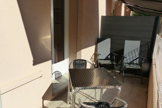 Amelie les bains location daviaud, photo de la terrasse avec vue sur la nature du studio n°B1. Cette location se trouve à 100 mètres des thermes.