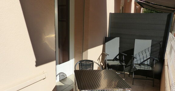 Amelie les bains location daviaud, photo de la terrasse avec vue sur la nature du studio n°B1. Cette location se trouve à 100 mètres des thermes.