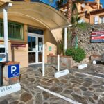 Borne de recharge électrique à l'entrée de la Résidence le Catalogne** à Amélie les bains