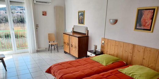 Chambre spacieuse avec balcon location F2 n°201 loué par la Résidence le Catalogne** à Amélie les bains