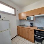Cuisine équipée séparée du séjour location F2 n°201 loué par la Résidence le Catalogne** à Amélie les bains