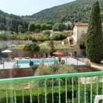 Vue du balcon des locations côté jardin piscine, loué par la Résidence le Catalogne** à Amélie les bains