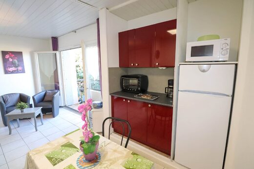 Coin cuisine de l'appartement N°275 de Ladeuille Hebergemet à Amélie les bains