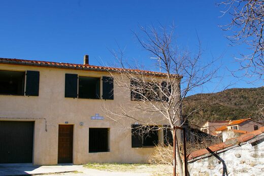 T3 renove, façade du gîte a Amelie-les-Bains, loue par Michel Guitard