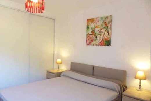 Amelie les bains location daviaud, photo de la chambre du T2 n°C10. Cette location se trouve à 100 mètres de la cure.